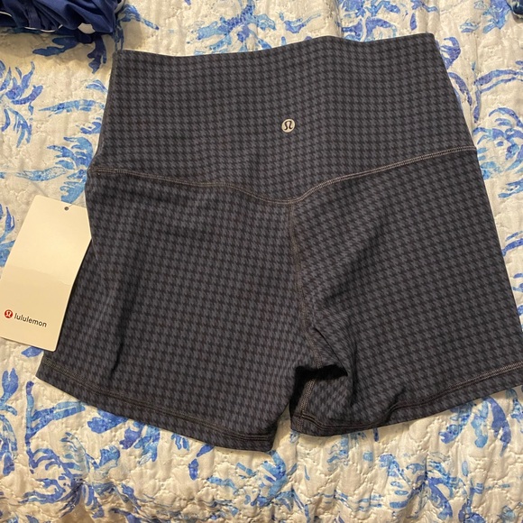 Houndstooth align shorts 4” - Picture 2 of 3